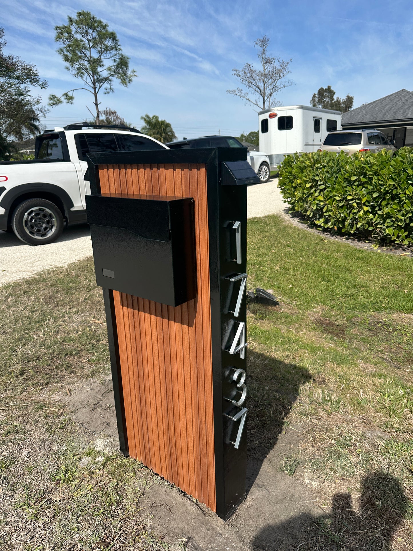 Teak Vert Slats Mailbox