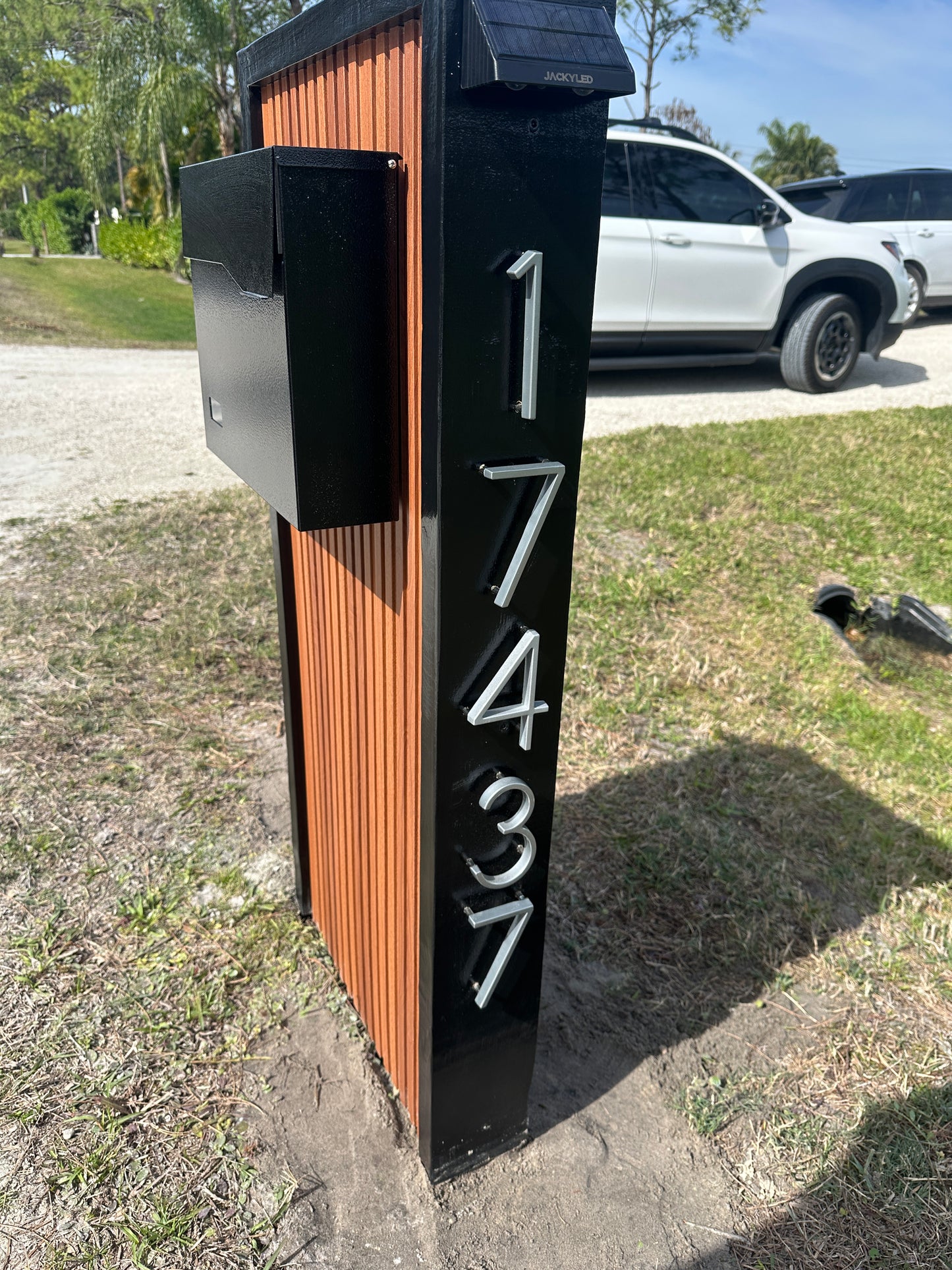 Teak Vert Slats Mailbox