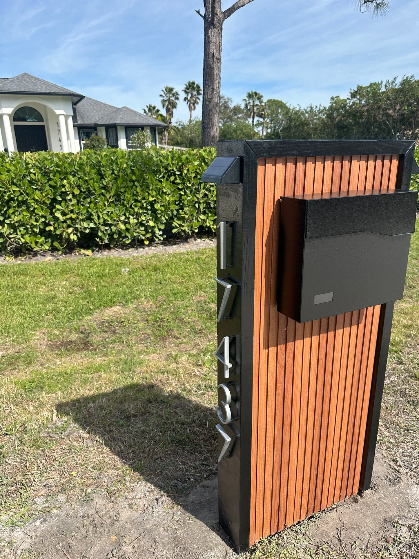 Teak Vert Slats Mailbox