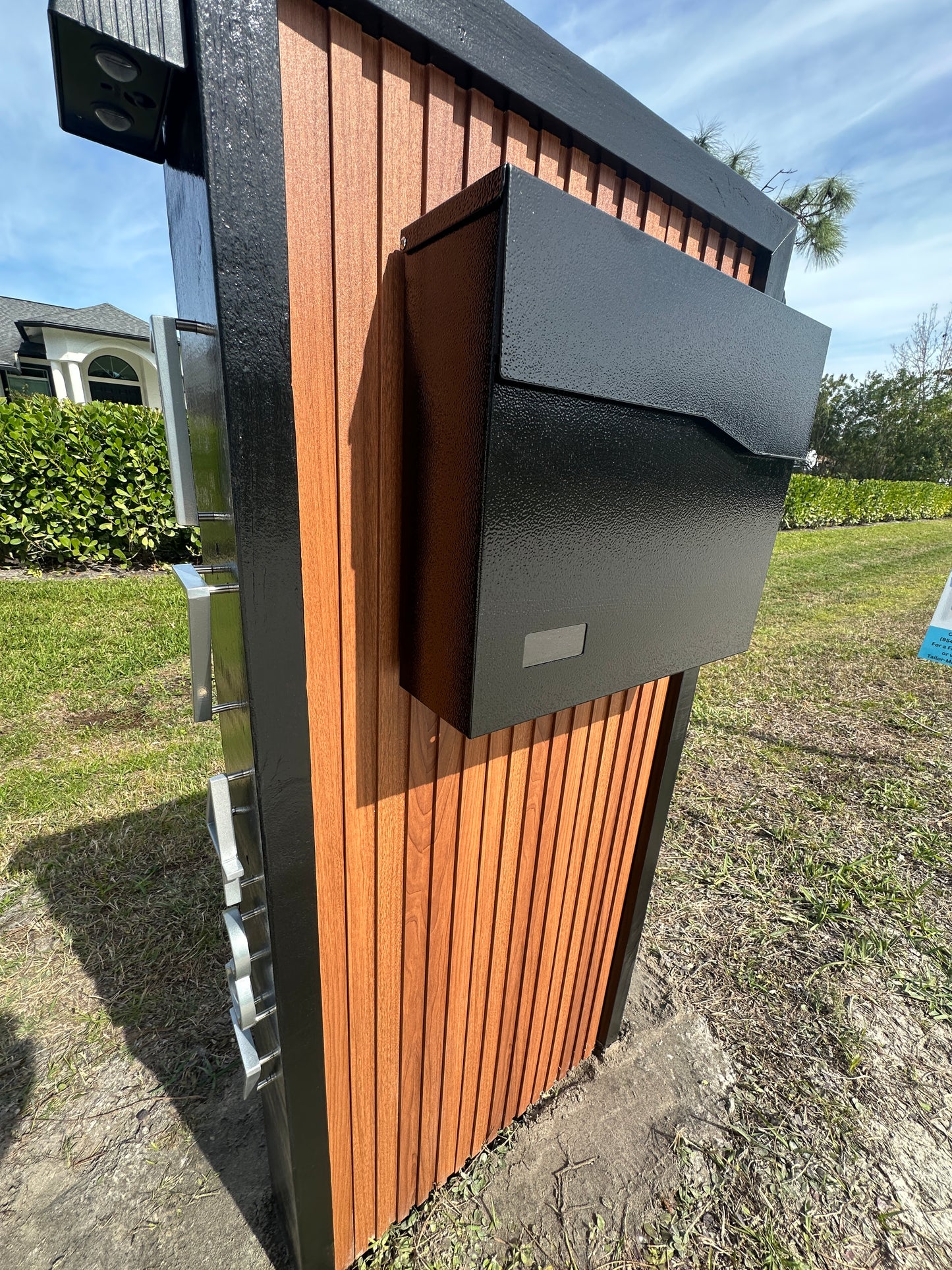 Teak Vert Slats Mailbox