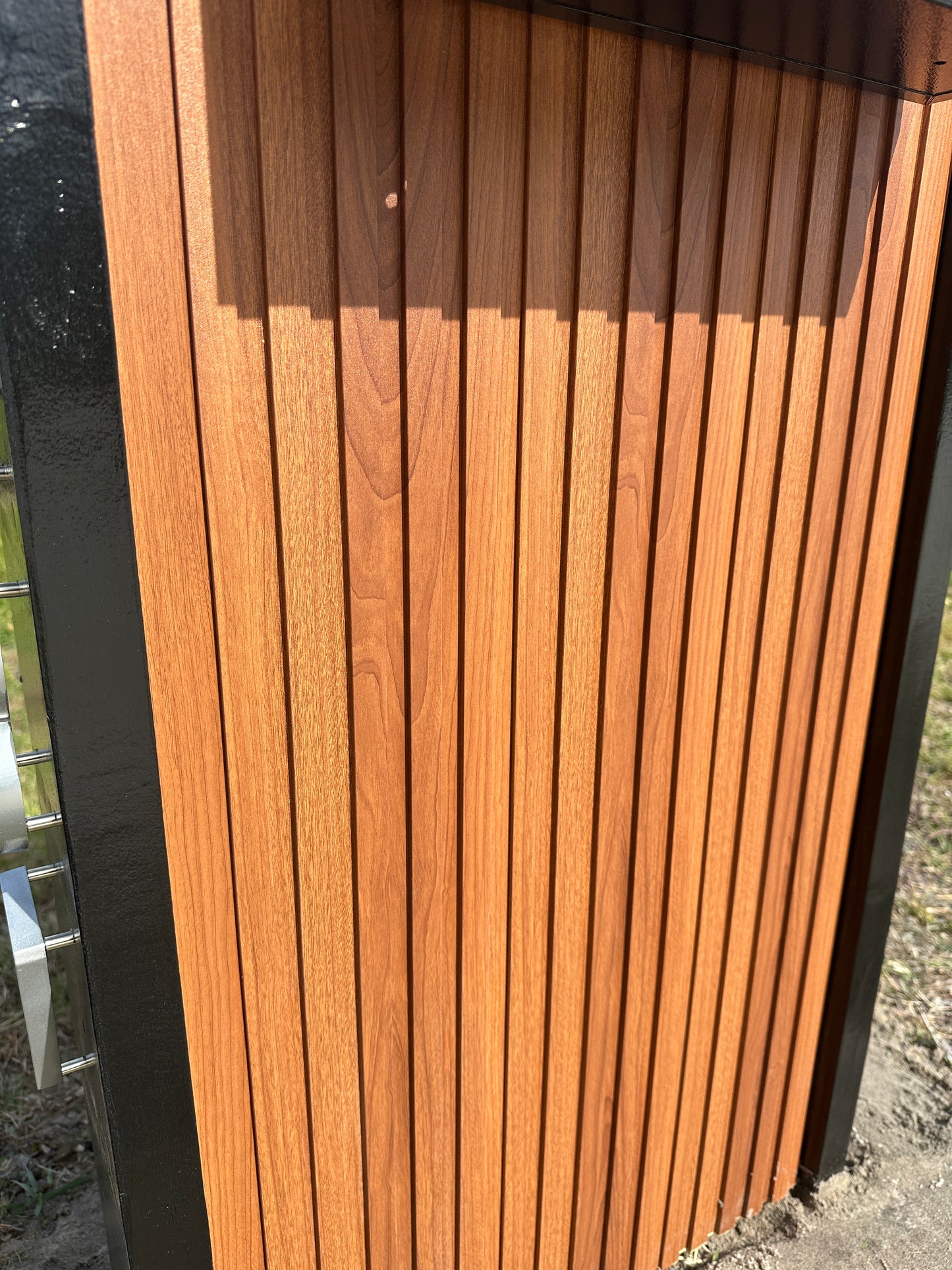 Teak Vert Slats Mailbox Surface